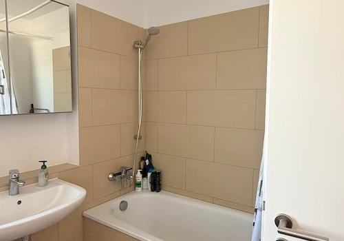 Modernes Bad mit Wanne