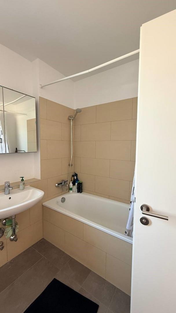 Modernes Bad mit Wanne