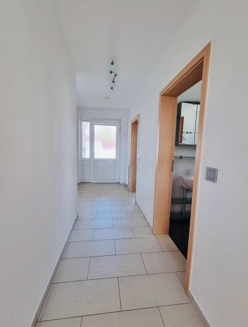 Flur mit Zimmer 1 & Bad