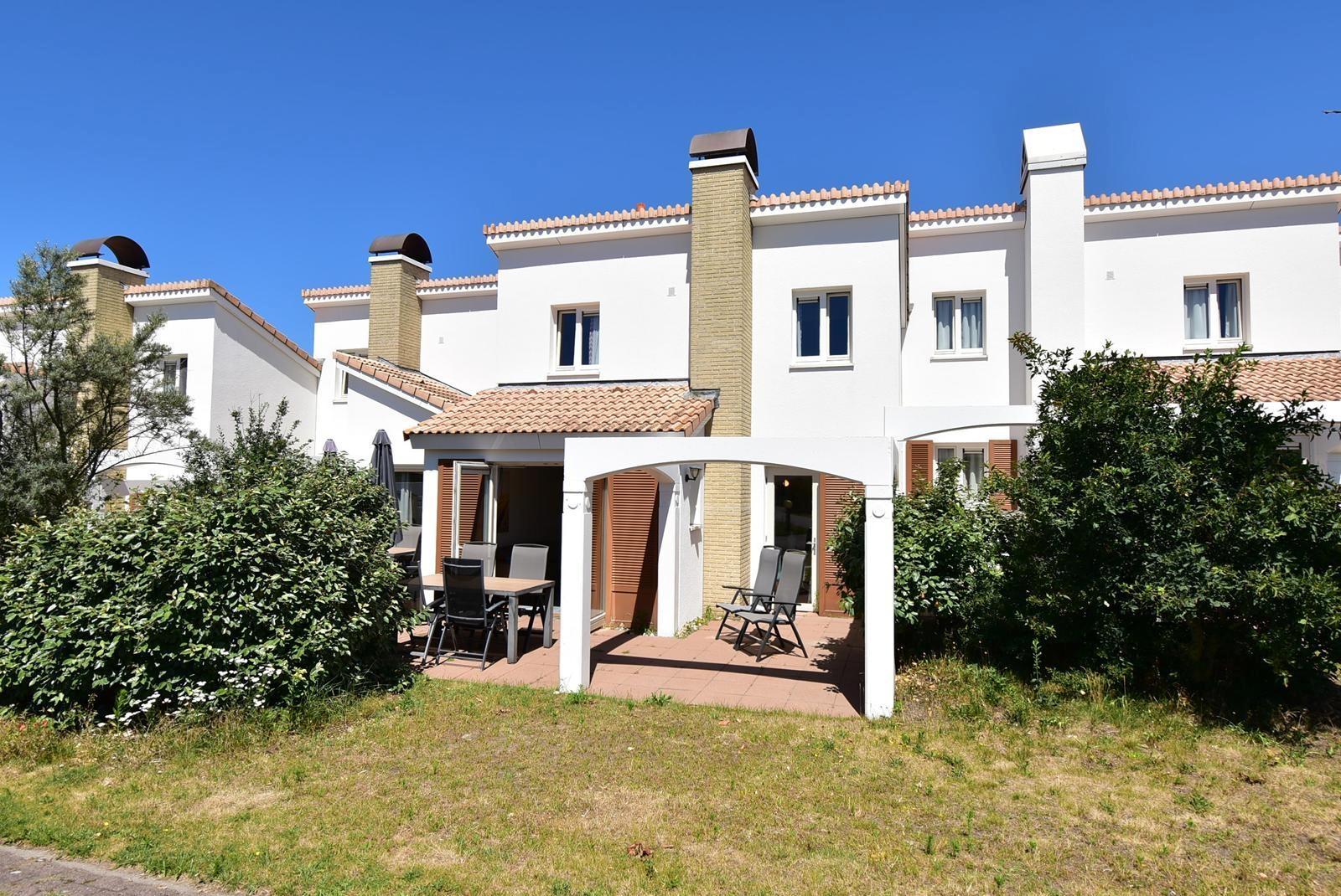 kaufen-doppelhaus-ferienhaus-noordwijkerhout-rueckansicht-und-loungeterrasse-recreatieadviseurs-vakantiehuistekoop-nl.jpg