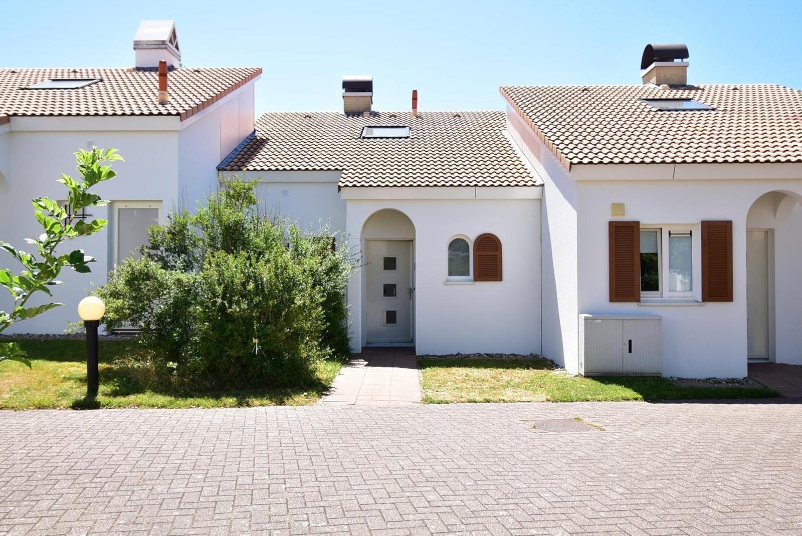 kaufen-ferienhaus-noordwijkerhout-vorderseite-zentraler-eingang-und-rundbogen-recreatieadviseurs-vakantiehuistekoop-nl.jpg