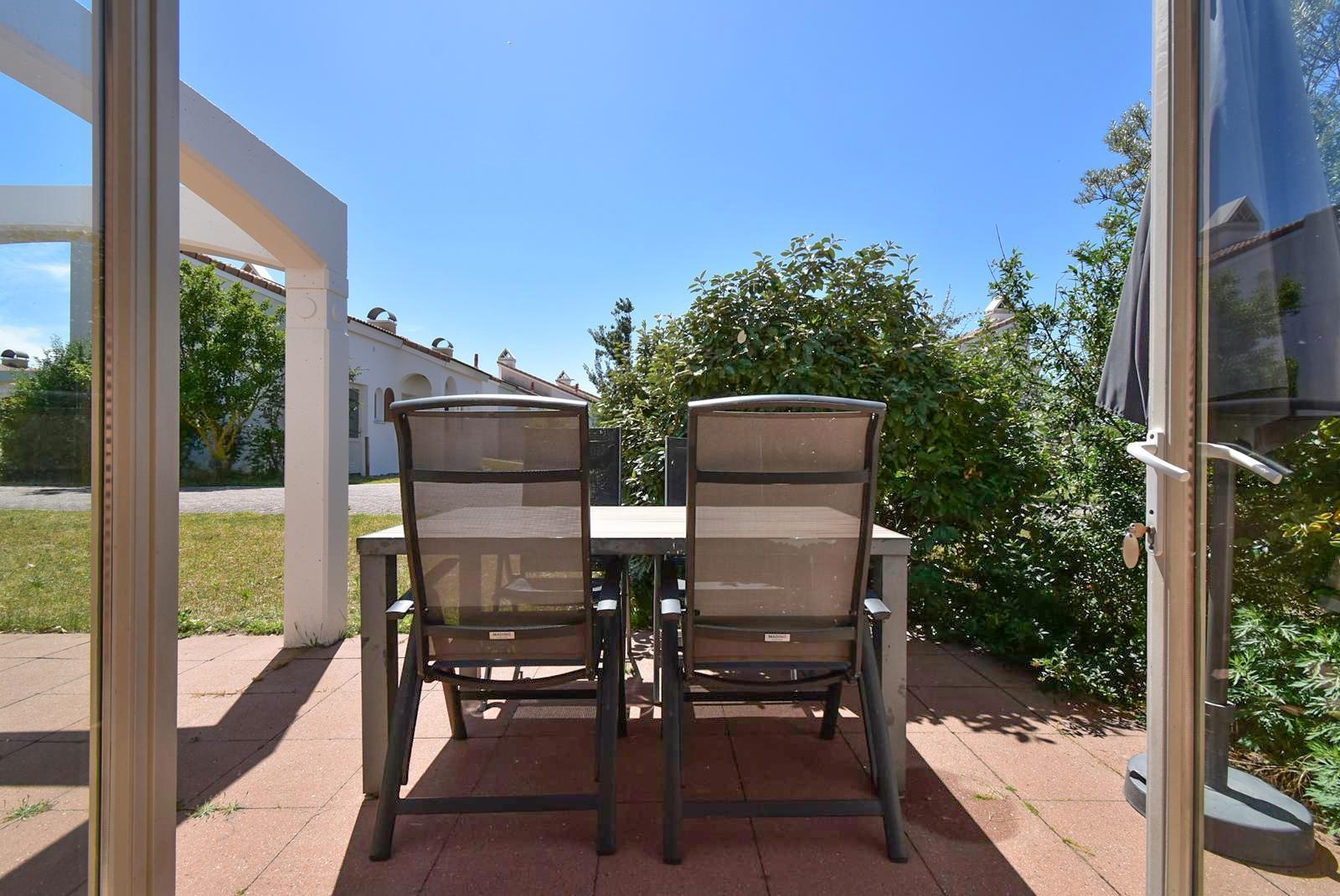 kaufen-ferienhaus-noordwijkerhout-terrasse-und-gartenmoebel-pergola-recreatieadviseurs-vakantiehuistekoop-nl.jpg