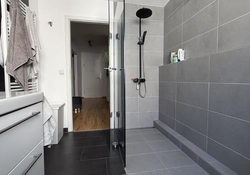 Tageslichtbad mit bodentiefer Dusche