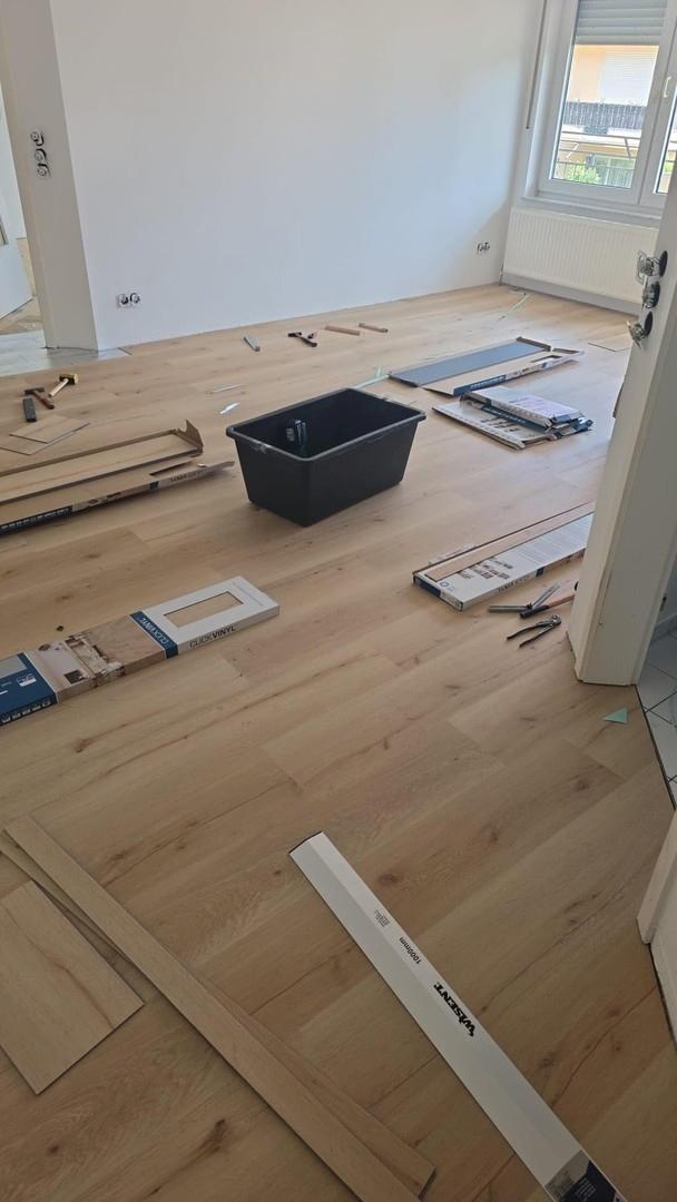 Wohnzimmer mit neuem Boden