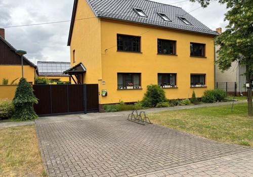 Wohnhaus - Straßenansicht