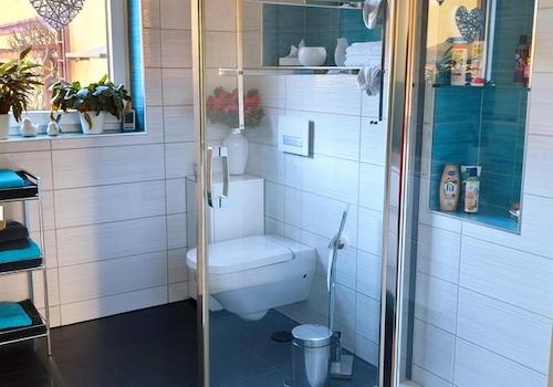 Bad mit großer Dusche