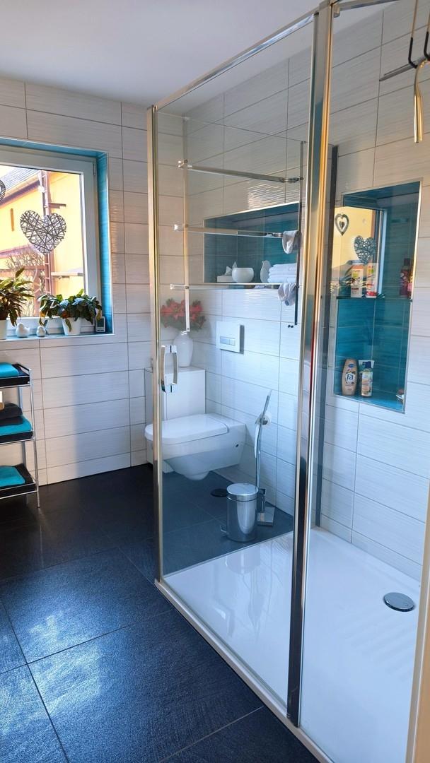 Bad mit großer Dusche