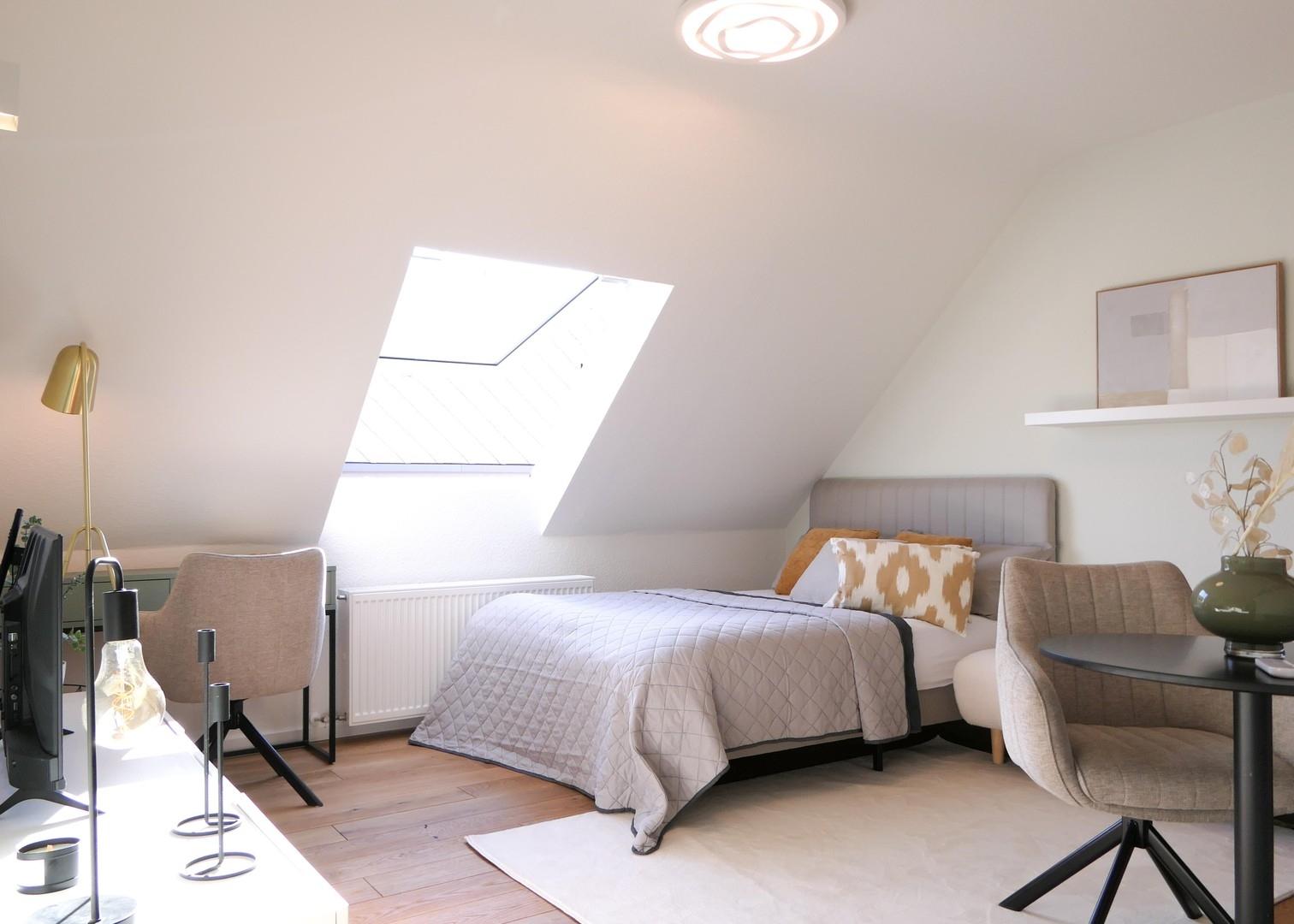Helles Wohn-und Schlafzimmer