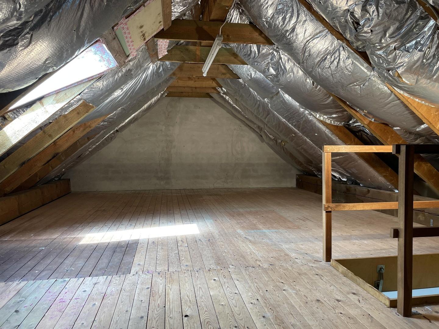 ausbaubarer Dachboden 14,7 m² 