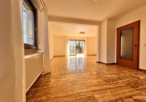 Großes, helles Wohnzimmer