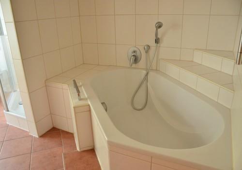Bad mit Badewanne