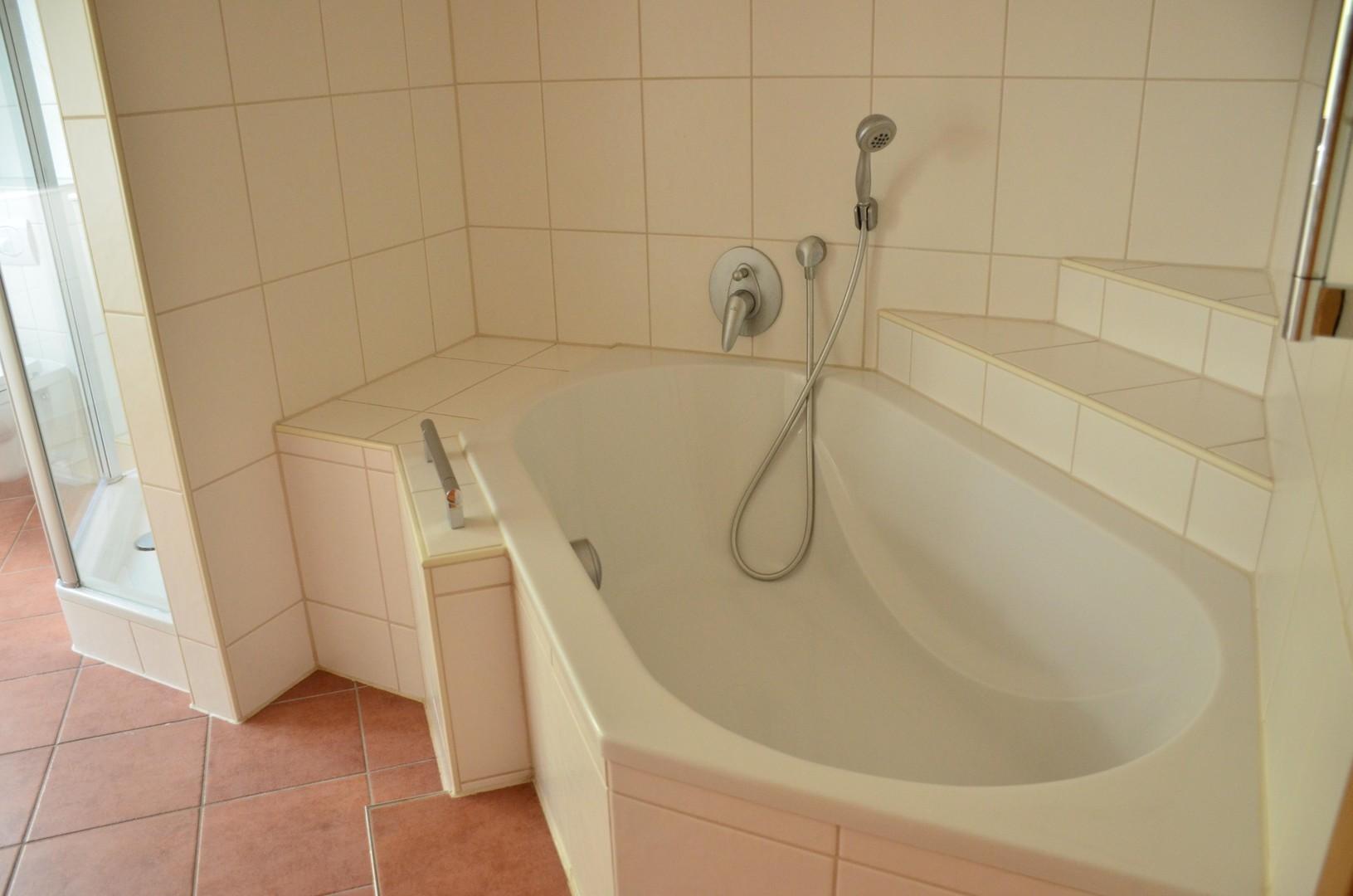 Bad mit Badewanne