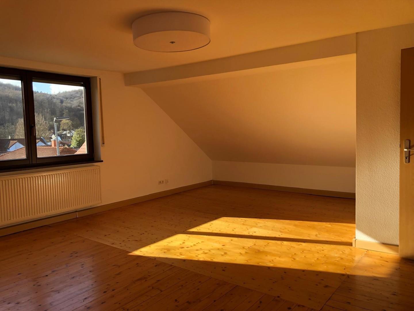Großes, helles Jugendzimmer OG