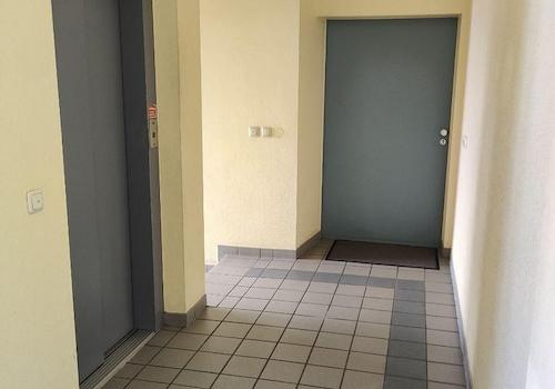 Treppenhaus mit Aufzug