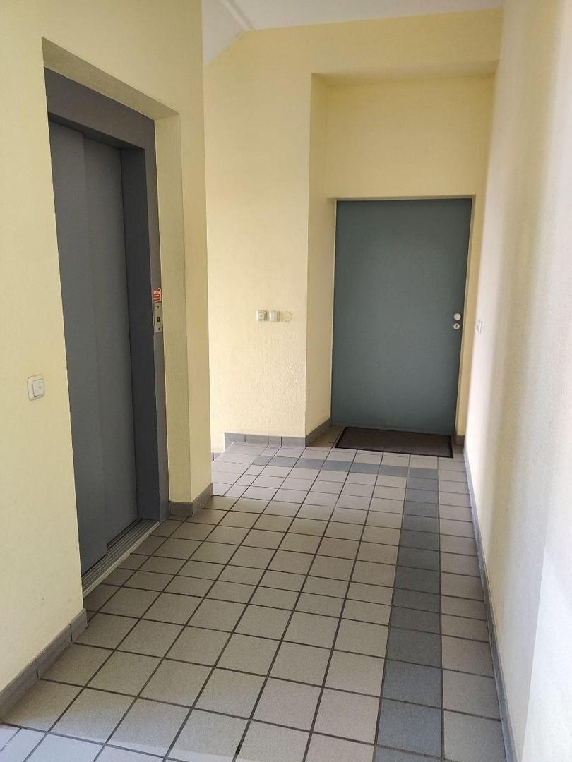 Treppenhaus mit Aufzug