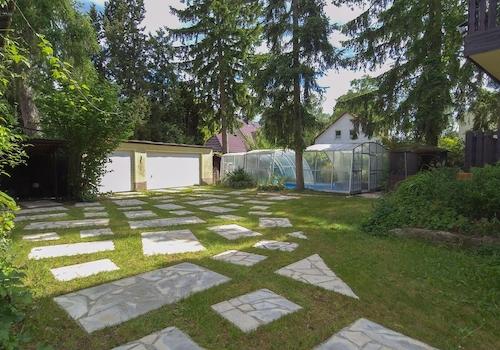 Garten mit Poolhaus und Garage