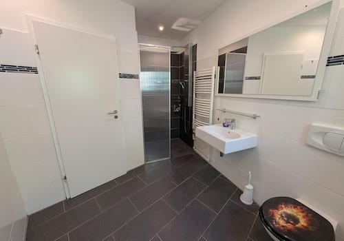 Badezimmer untere Wohneinhei