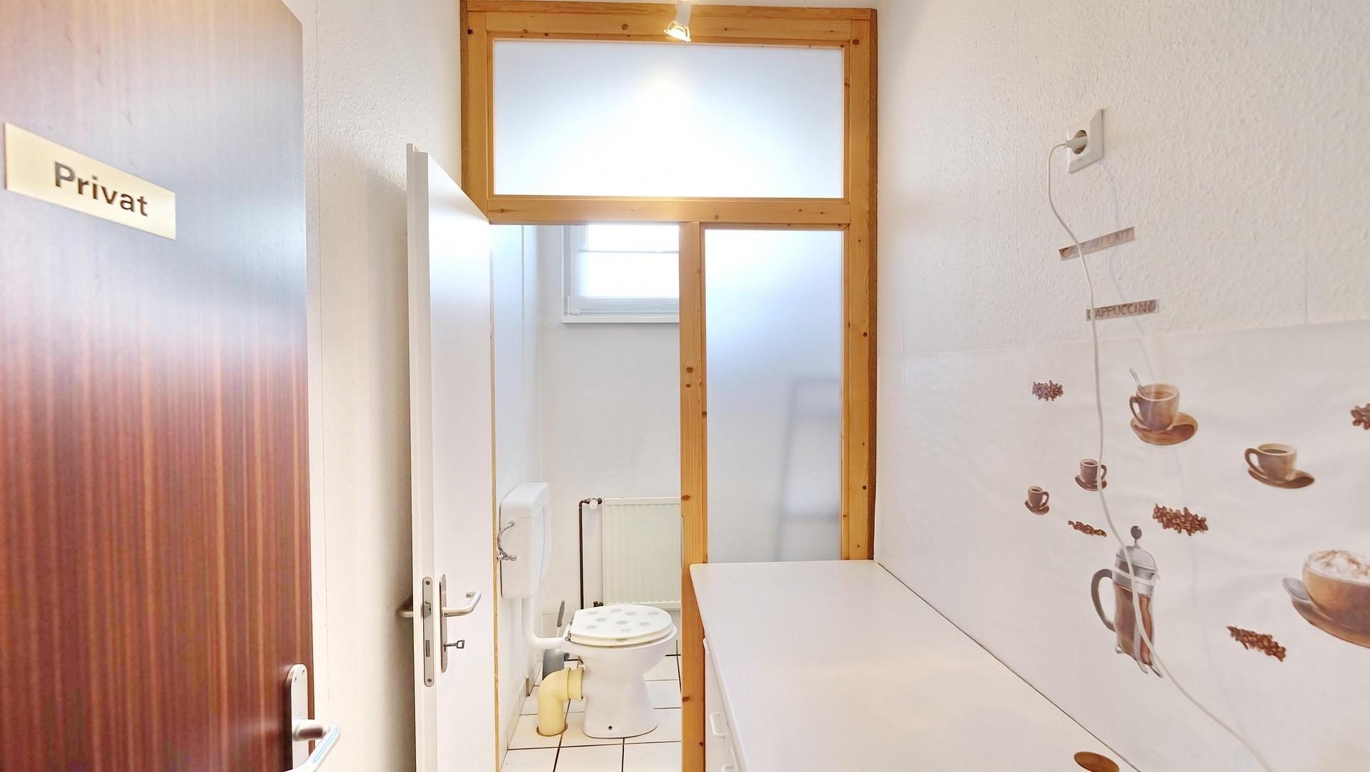 Damen-WC mit Dusche