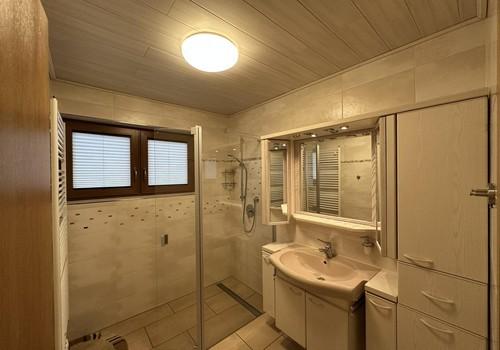 Badezimmer 1 (EG)