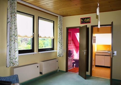 Zimmer im DG mit Toilette 
