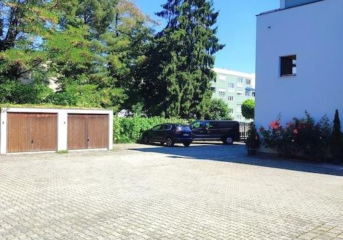 2 Garagen und 22 Parkplätze