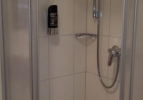 Dusche ältere Pensionszimmer