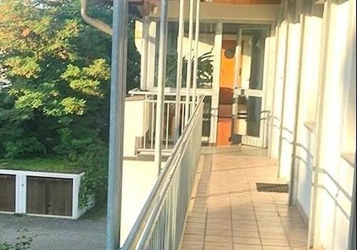 Zugang zu den Zimmern im 2. OG