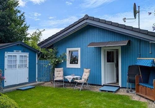 Wohnhaus mit Holzhaus Gartenansicht