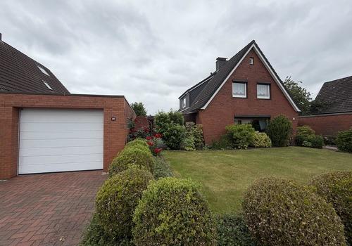 Vorderansicht mit Garage