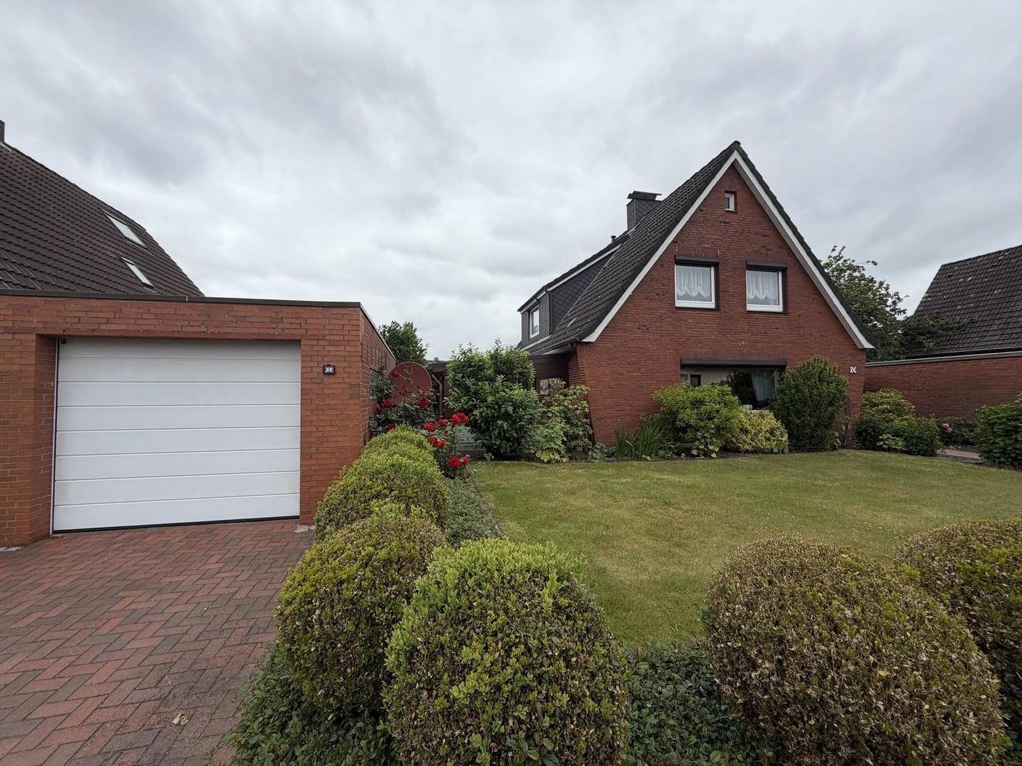 Vorderansicht mit Garage