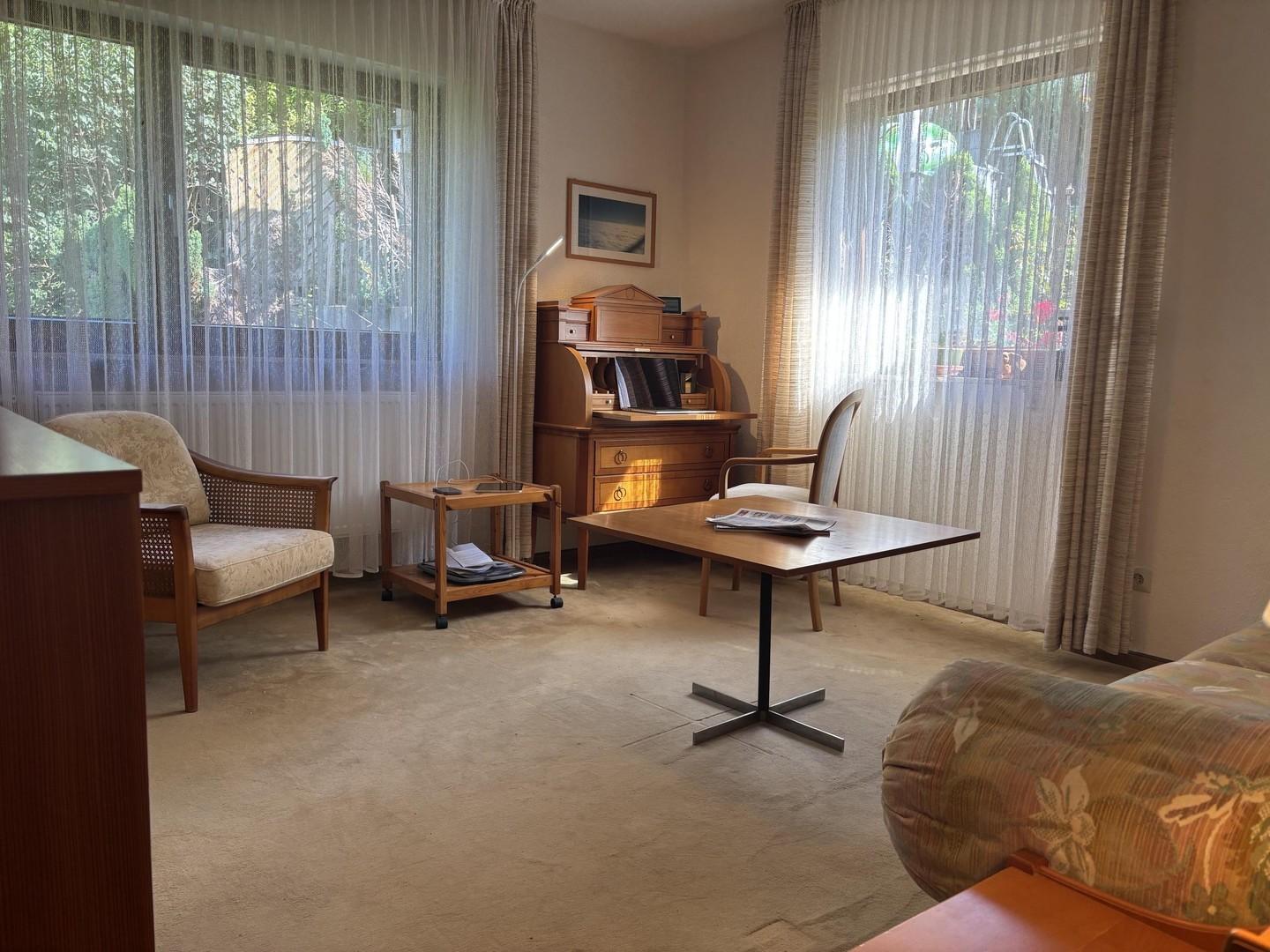 Büro mit schönem Sekretär