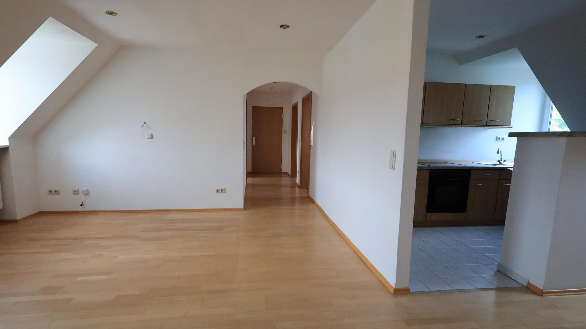Wohnzimmer - Blick zum Flur 