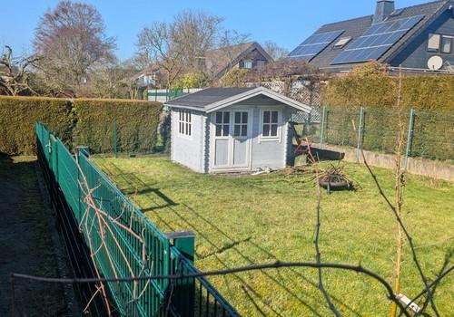 Garten mit Gartenhütte