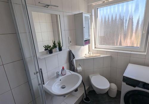 Bad mit Dusche und WC