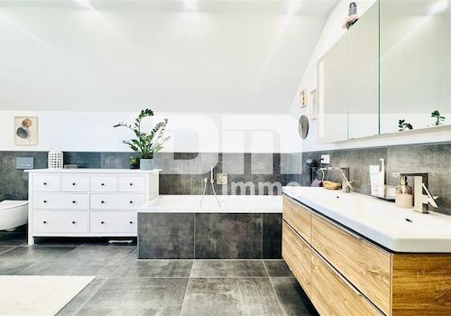 OG / DG Badezimmer / Wanne / Dusche