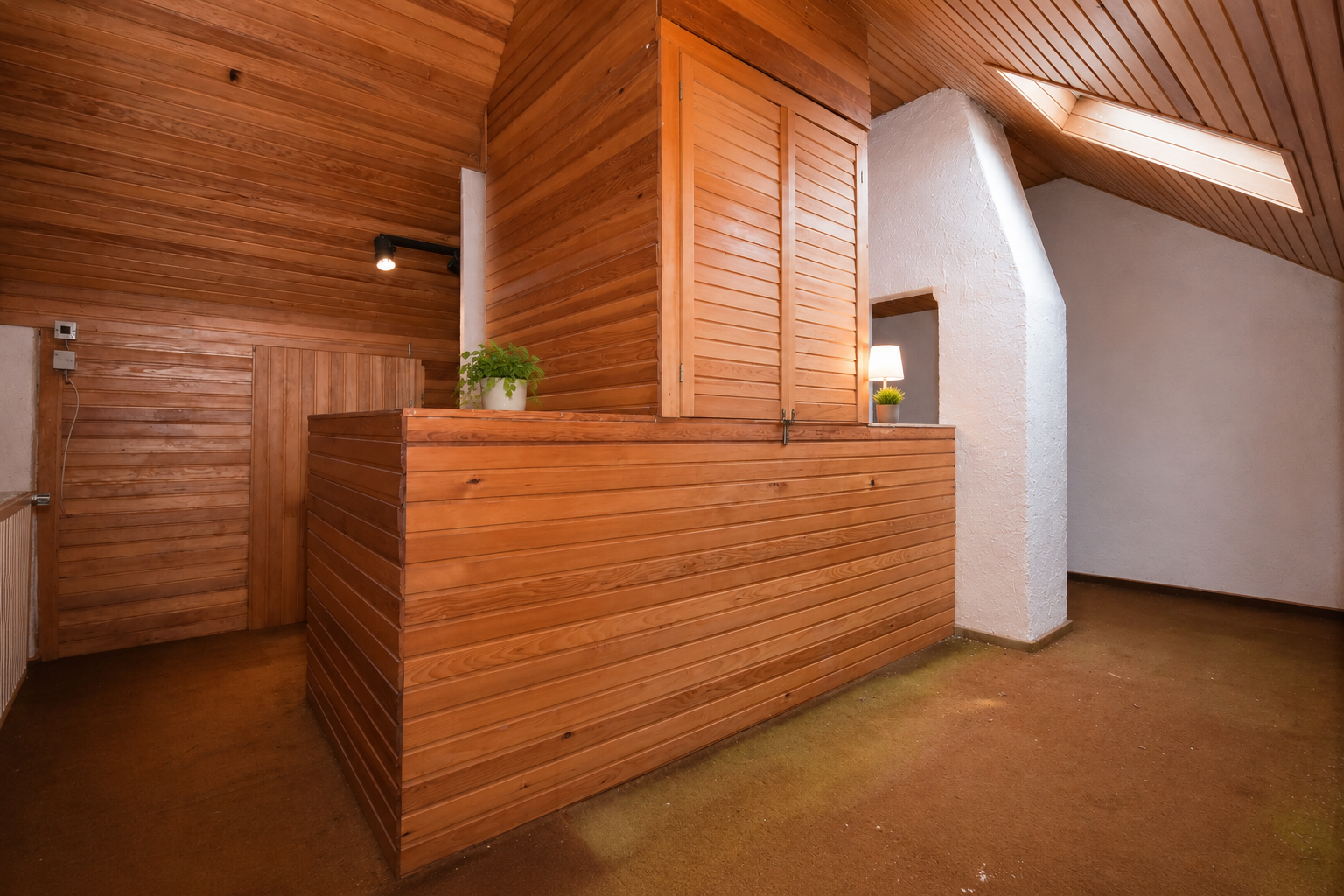 Zimmer im Dachgeschoss (mit Einbauschrank)