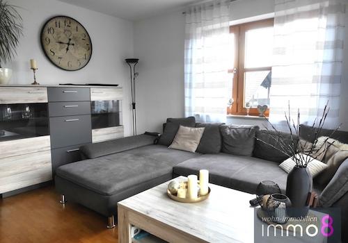 geräumiges Wohnzimmer