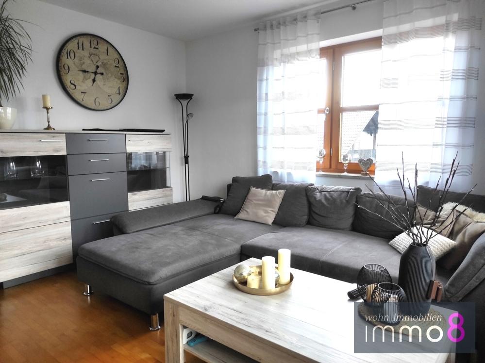 geräumiges Wohnzimmer