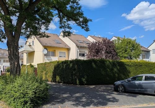 Weitere Parkplätze, Straße