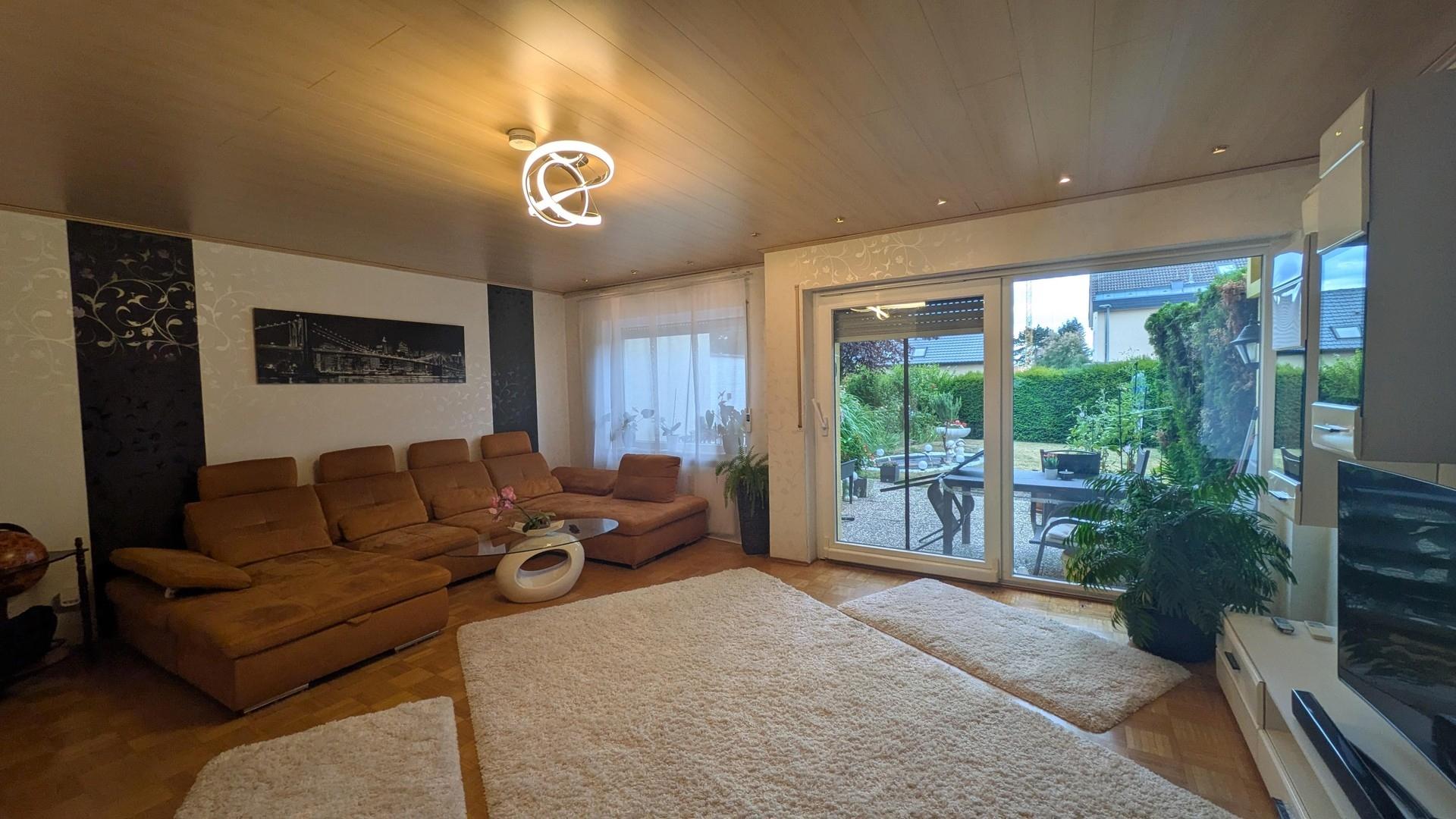 Wohnzimmer mit Gartenblick