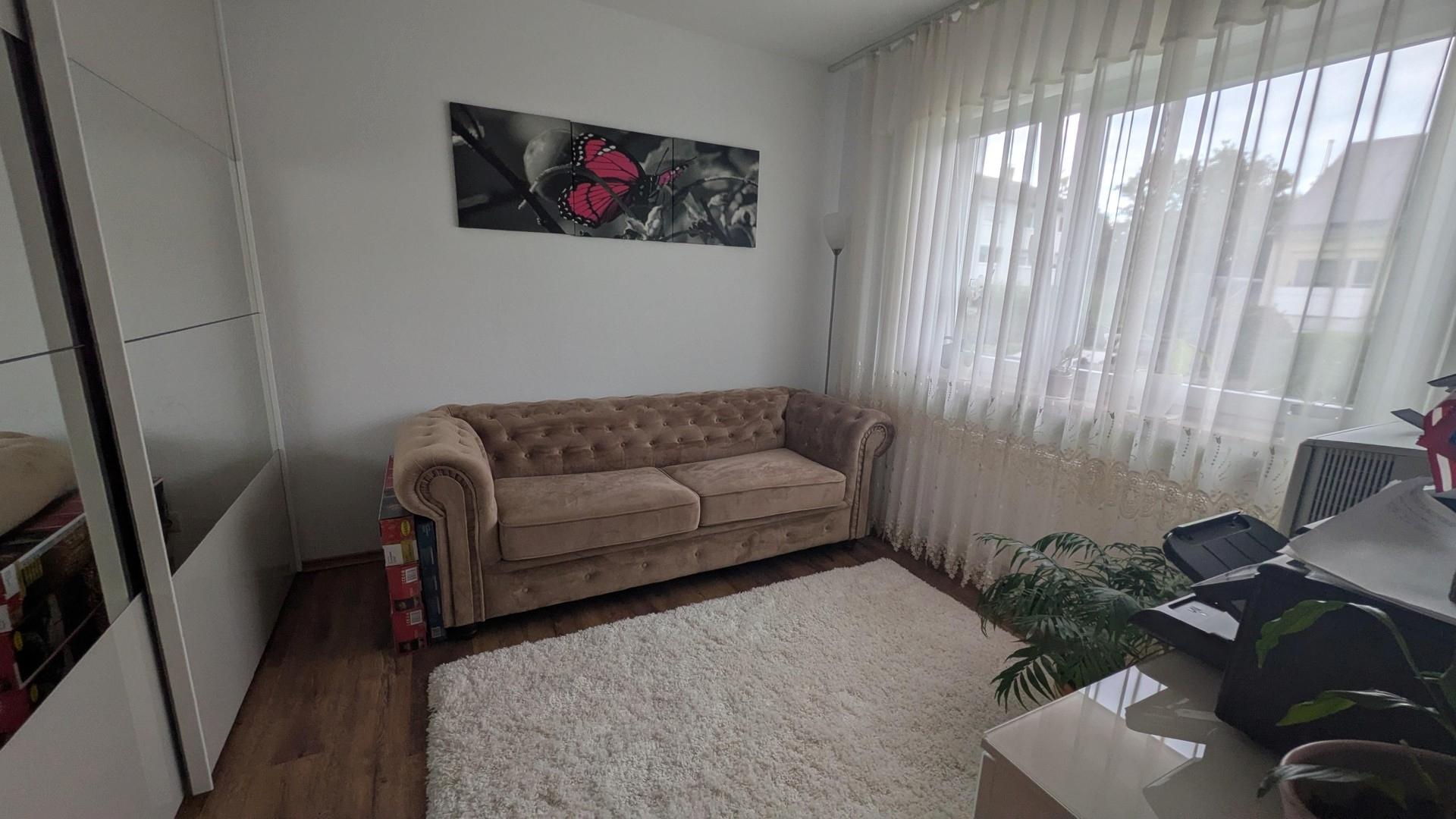 z.B. Ankleidezimmer o. Büro
