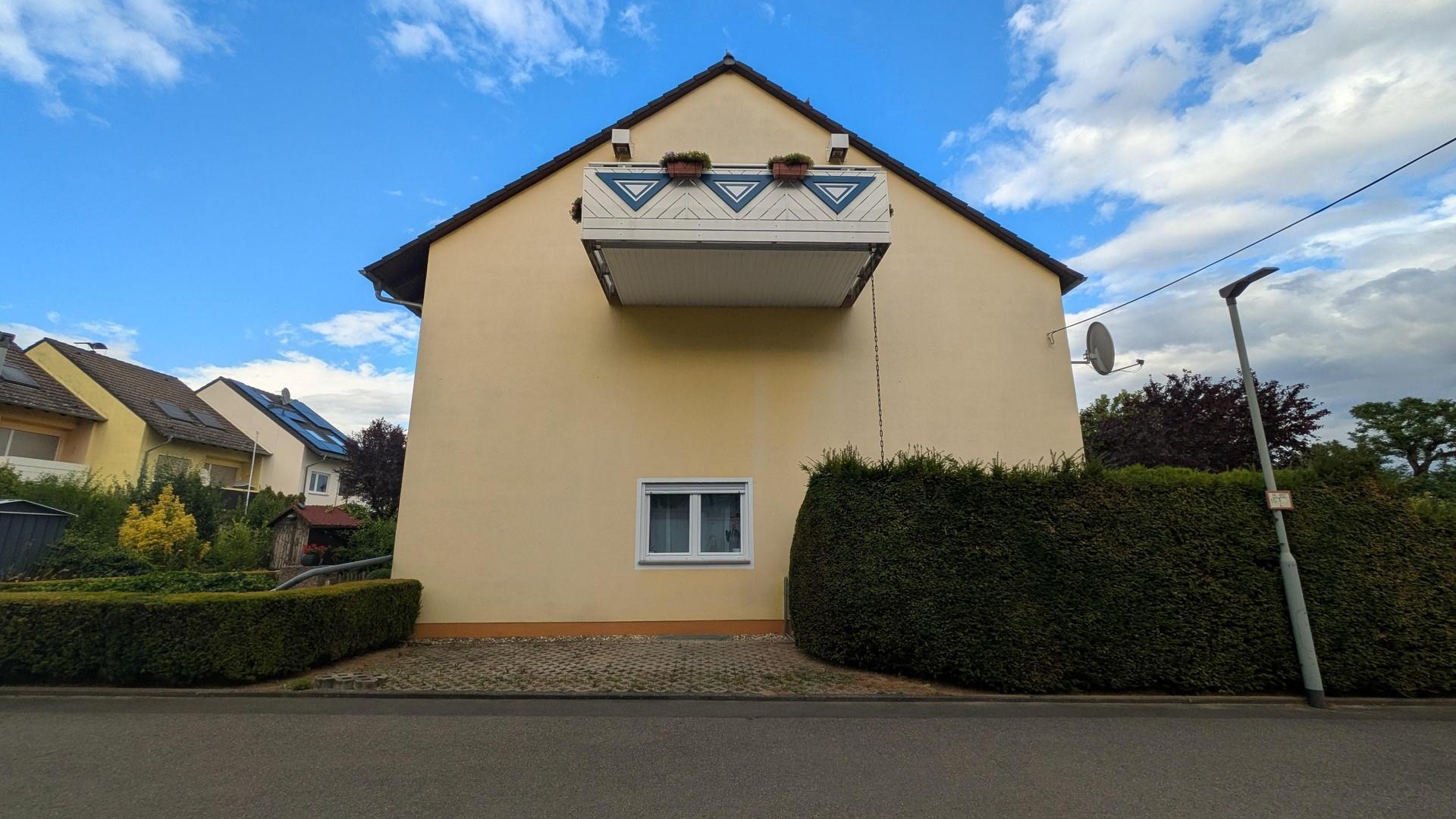 Seitenansicht mit Stellplatz