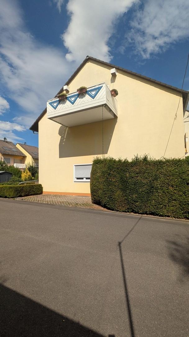 Seitenansicht mit Stellplatz