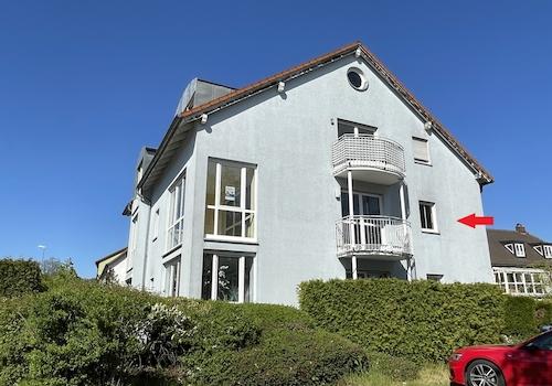 Hausansicht mit Wintergarten und Balkon im 1. OG