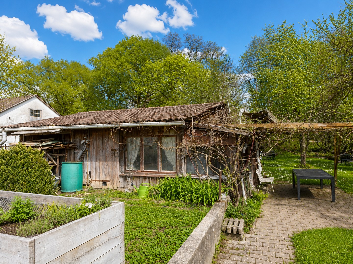 Garten mit Laube und Lagermögl