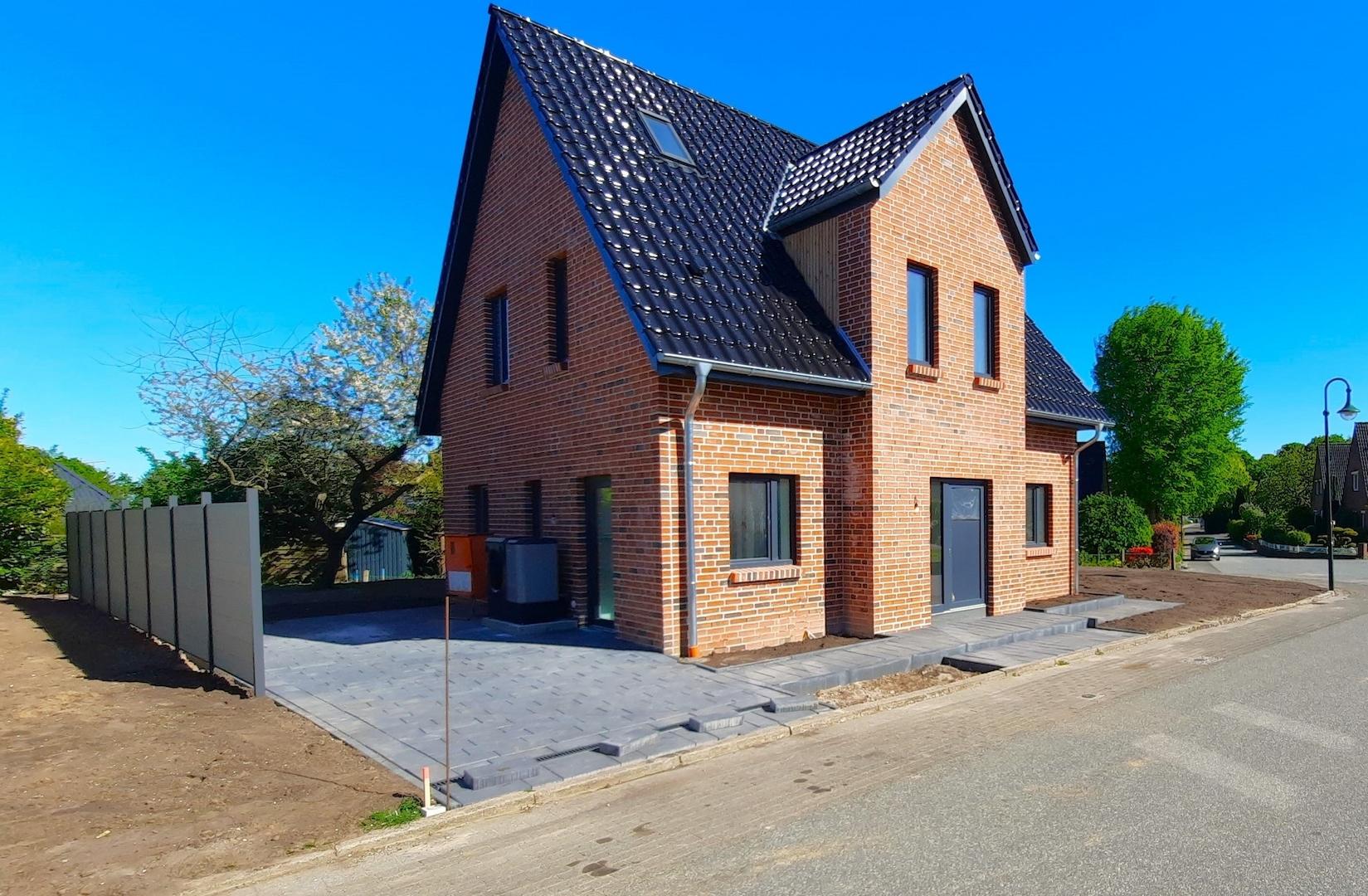 Straßenansicht mit Pkw-Stellplatz