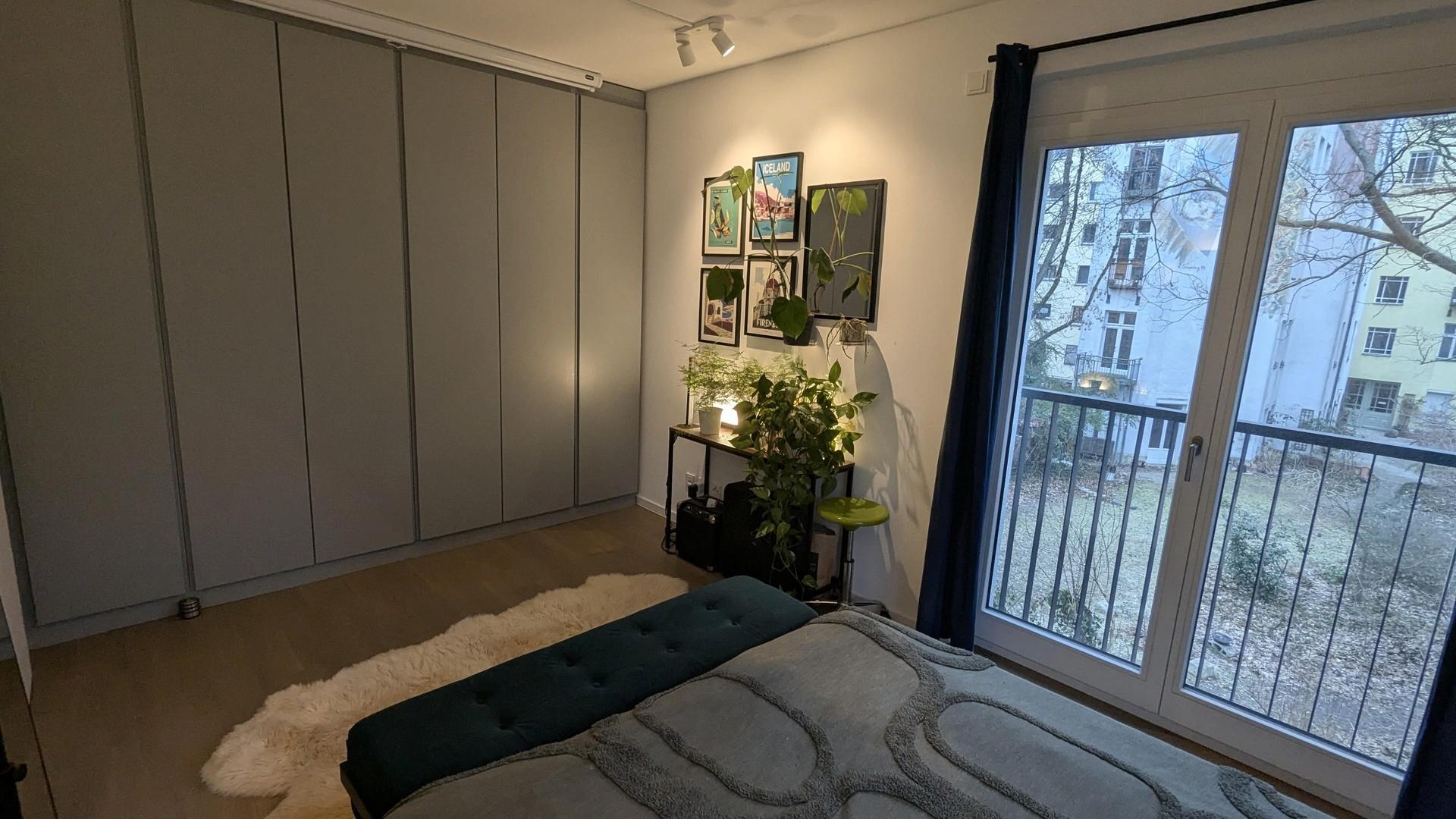 Schlafzimmer mit Einbauschrank