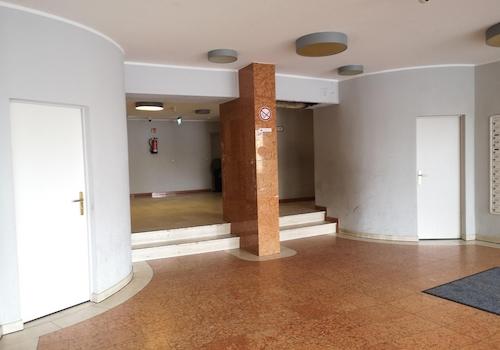 Eingang Gebäude