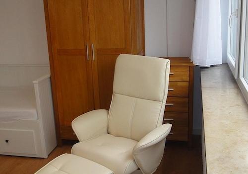 Komfortsessel und Schrank