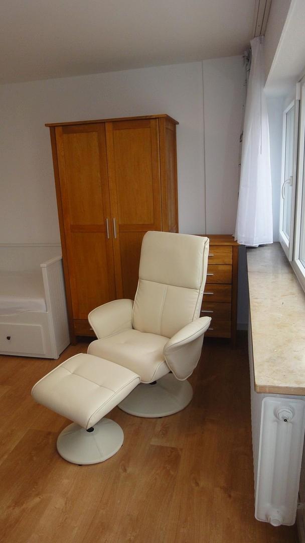 Komfortsessel und Schrank